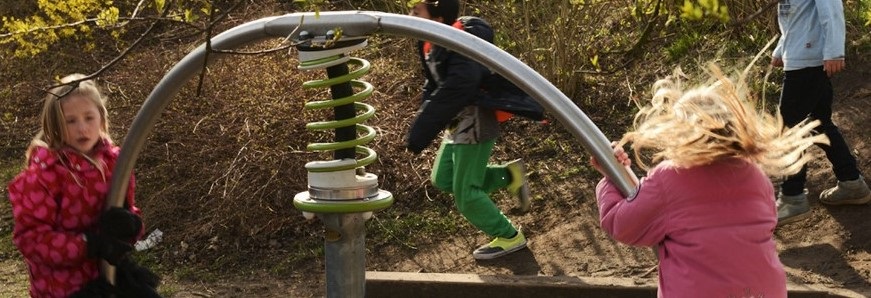 Børn vipper på en karruselgynge