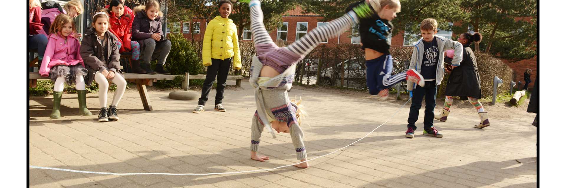 Pige står på hænder